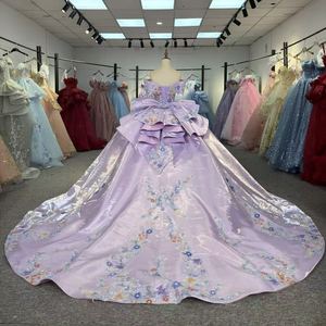 ชุดราตรีงาน Quinceanera แบบมีชายกระโปรงยาว ทรงบอลกาวน์ สีม่วงไลแลคเงางาม รุ่น 6972 ประดับลูกไม้ แต่งดอกไม้ ปักคริสตัล คอรูปหัวใจ พร้อมเชือกผูกด้านหลัง - Product Image 4