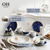 Service de table de luxe en porcelaine fine, motif nid d'abeille bleu, avec bols, tasses et soucoupes, idéal pour événements, traiteur et location