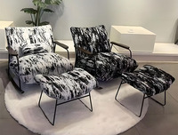 Fauteuil à bascule moderne avec repose-pieds, motif marbré, assise rembourrée, structure métallique, rails en bois pour salon