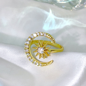 Anillo Ajustable de Luna y Estrella con Circonita Cúbica 3A y Baño de Oro de 18K, al por Mayor - Product Image 1