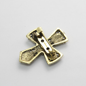 Broche unisexe en alliage plaqué or rose de style européen avec perle, strass et cristal bleu en forme de croix, idéale pour mariage, fiançailles, fête ou cadeau - Product Image 2