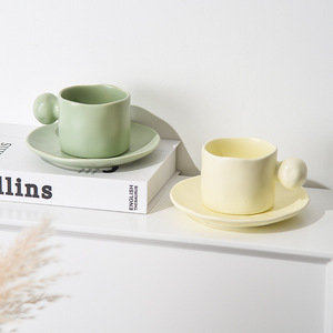 Tasse à café rétro simple Moyi, tasse à café en céramique de haute qualité pour la maison avec poignées verticales à rayures et soucoupe - Product Image 1