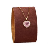 Colliers en acier inoxydable de styles variés en gros avec pendentifs haut de gamme, colliers délicats en or 18 carats pour femmes