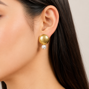 Boucles d'oreilles clous en acier inoxydable plaqué or 14K sous vide avec détail perle artificielle, boucles d'oreilles texturées et imposantes - Product Image 4