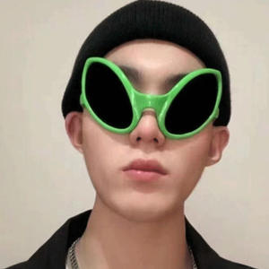 Lunettes Alien vertes avec monture PC, protection UV375, classe 2, unisexe, pour fêtes sur le thème de la science-fiction - Product Image 1