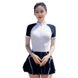 Maillot de bain une pièce pour femme Qingdao, blanc et bleu, avec blocs de couleur, col rond, pour la natation et les sports nautiques - Product Image 1