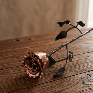 Jardinière de bureau moderne en fer forgé avec revêtement en poudre, motif rose et feuilles, Chaman India - Product Image 3