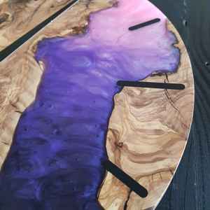 Horloge murale moderne en résine et en bois, faite à la main, élégante, durable, élégante et fonctionnelle, parfaite pour le salon, la chambre à coucher - Product Image 4