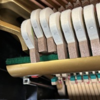 Piano Tegak YUX Buatan Hamamatsu Asli, Resonansi Kaya, Sentuhan Seimbang untuk Pembelajaran Lanjutan dan Pertunjukan di Rumah