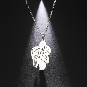 Collier pendentif en acier inoxydable « <span class=keywords><strong>Maman</strong></span> tenant un bébé » avec chaîne à maillons – Cadeau idéal pour la Fête des Mères – Meilleures ventes - Product Image 1