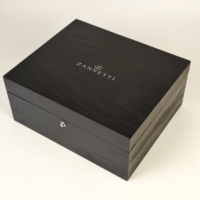 Boîte de rangement pour montres en bois plaqué noir, doublure en daim beige, logo personnalisé avec fermeture métallique pour l'emballage de montres haut de gamme