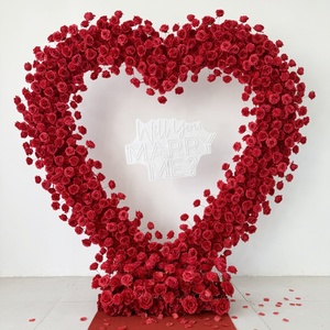 Arreglo de Arco de Flores Artificiales de Rosa Roja en Forma de Corazón, Ecológico, para Decoración de Interiores/Exteriores, Ideal para Propuestas de Matrimonio - Product Image 3