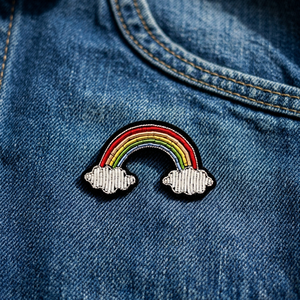 BADGE BRODÉ EN SOIE DESIGN ARC-EN-CIEL - Product Image 2