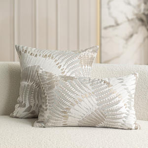 <span class=keywords><strong>Housse</strong></span> de <span class=keywords><strong>coussin</strong></span> décorative gris et blanc, taie d'oreiller en satin jacquard de luxe avec motif plume - Product Image 2