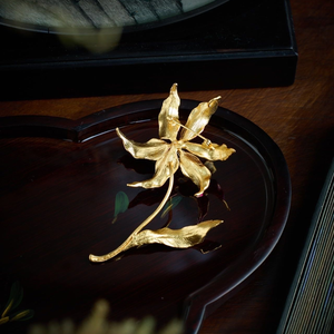 Broche Fleur de Lys Vintage en Cuivre Plaqué Or, Émail à Basse Température et Grenat Incrusté, Épingle de Revers Florale, Bijou Cadeau pour Femme - Product Image 3