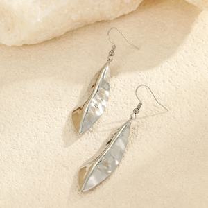 ต่างหูสแตนเลสสตีลหรูหราสไตล์ยุโรปอเมริกัน ดีไซน์ขนนกสุดอินเทรนด์ ไม่ซ้ำใคร ขายดี พร้อมตะขอเกี่ยวหูแบบเบา เหมาะสำหรับเป็นของขวัญ - Product Image 4