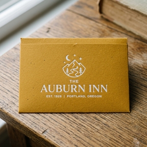 Enveloppes modernes en papier mat lisse couleur Ocre Chaud avec impression blanche minimaliste pour cartes-clés <span class=keywords><strong>d</strong></span>'hôtel, idéales pour les stations balnéaires du <span class=keywords><strong>d</strong></span>ésert et les lodges écologiques - Product Image 3