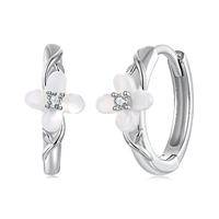925 Sterling Silber Weiße Blumen-Creolen mit Perlmutt-Pflanzenranken-Design für Damen – Eleganter Schmuck SCE2015