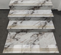 Carrelage d'Escalier Luxe Design Ligne Dorée et Sable d'Or 470x1200mm en Porcelaine pour Marche et Contremarche Personnalisable