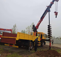 Camion-grue de 8 tonnes avec accessoire de forage par tarière et télécommande pour la construction de poteaux électriques