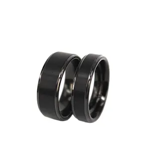 Pemasok pabrik cincin kustom ukuran cincin pasangan disikat berlapis hitam cincin pernikahan tungsten datar set pasangan