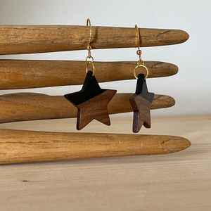 Boucles d'oreilles élégantes en résine et en bois, faites à la main, légères, inspirées de la nature, bijoux parfaits pour les femmes qui aiment les accessoires - Product Image 4