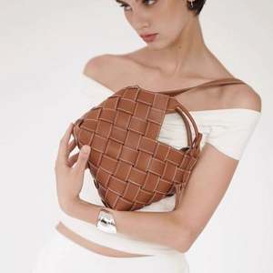 Bolso de Mano de Diseño Casual para Mujer, Tejido en Piel Vacuna, Estilo Lujoso y Exclusivo, con Cadena Cruzada y Correa para el Hombro - Product Image 3