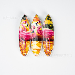 แม่เหล็กติดตู้เย็นรูปทรงกระดานโต้คลื่นแบบกำหนดเอง งานฝีมือเรซิ่น ดีไซน์ชายฝั่ง ชุดสามชิ้น ของตกแต่งบ้าน - Product Image 3