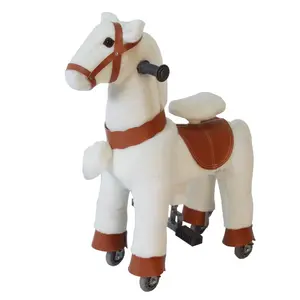 子供の女の子は乗り心地の良い豪華なポニーユニコーンのおもちゃに乗ってめまいを起こしますロッキングウォーキング機械式馬の動物を車輪に乗せます