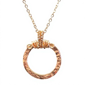 Collar Exclusivo con Forma de Corazón de Cobre con Cadena de Cuerda de Acabado Elegante para Bodas y Uso Diario - Accesorios de Moda de Diseñador de Boutique - Product Image 1