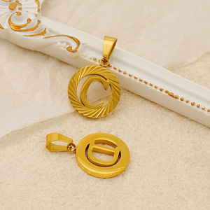 Colgante Circular con Iniciales |   Colgante con Inicial del Alfabeto con Textura de Rayos de Sol, Chapado en Oro de 18K PVD, Acero Inoxidable |   Impermeable e Hipoalergénico - Product Image 5