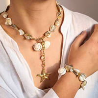 Collier tendance en acier inoxydable plaqué or 18 carats PVD, avec grosses étoiles de mer, coquillages et perles, idéal pour les vacances d'été à la plage