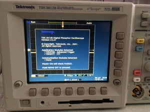 Osciloscopio Digital Tektronix TDS 3012B Calibrado de 100MHz con Muy Bajas Horas de Uso - Product Image 2