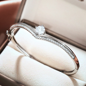 Bracciale rotondo con design a corona per donna, gioielli da polso eleganti e alla moda, di lusso leggero, per abbinamenti con abiti da festa - Product Image 1