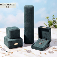 Fabrikverkauf Grünes Samt-Schmuckbox-Set für Halskette, Armband, Ohrringe, Ring, Maßgefertigte Celadon-Samtbox mit Geprägtem Logo
