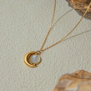 قلادة من الفولاذ المقاوم للصدأ مطلية بالذهب عيار 18 قيراط مع حلية على شكل قمر وخرز لؤلؤي مقلد، تصميم بسيط وأنيق للاستخدام اليومي للنساء - Product Image 5