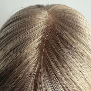 Perruque Courte en Cheveux Humains Naturels avec Dessus en Soie, Nœuds Invisibles, Effet Cuir Chevelu Naturel, Couleurs Blond Clair Mèches, Prête à l'Expédition - Product Image 2