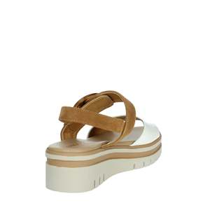 รองเท้าแตะส้นเตารีดผู้หญิง รุ่น Charm หนังสีขาว 54244-E5 สไตล์แพลตฟอร์ม สำหรับใส่ในฤดูร้อน - Product Image 3