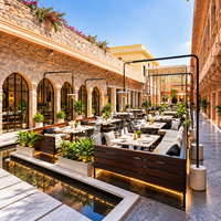 Meubles de restaurant d'extérieur sur mesure : tables de patio, chaises et canapés banquette