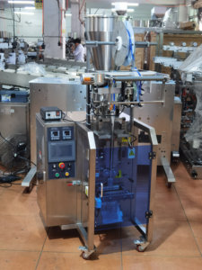 เครื่องบรรจุ<span class=keywords><strong>ซอง</strong></span>แนวตั้งอัตโนมัติความเร็วสูง สำหรับบรรจุซองเครื่องปรุงรส <span class=keywords><strong>ซอง</strong></span>เกลือ <span class=keywords><strong>ซอง</strong></span>น้ำ<span class=keywords><strong>ตาล</strong></span> ขนาด<span class=keywords><strong>เล็ก</strong></span> 5 กรัม 8 กรัม 15 กรัม - Product Image 2