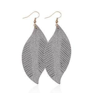 Boucles d'oreilles pendantes à plumes géométriques à la mode en similicuir avec frange pour femme UIONEN 888 - Product Image 6