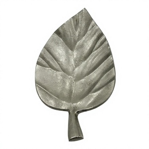 Plateau de service en métal pour table à manger, finition métallique, design feuille d'aluminium, marque Amson Brass, modèle AG-30550 - Articles de cuisine tendance - Product Image 1