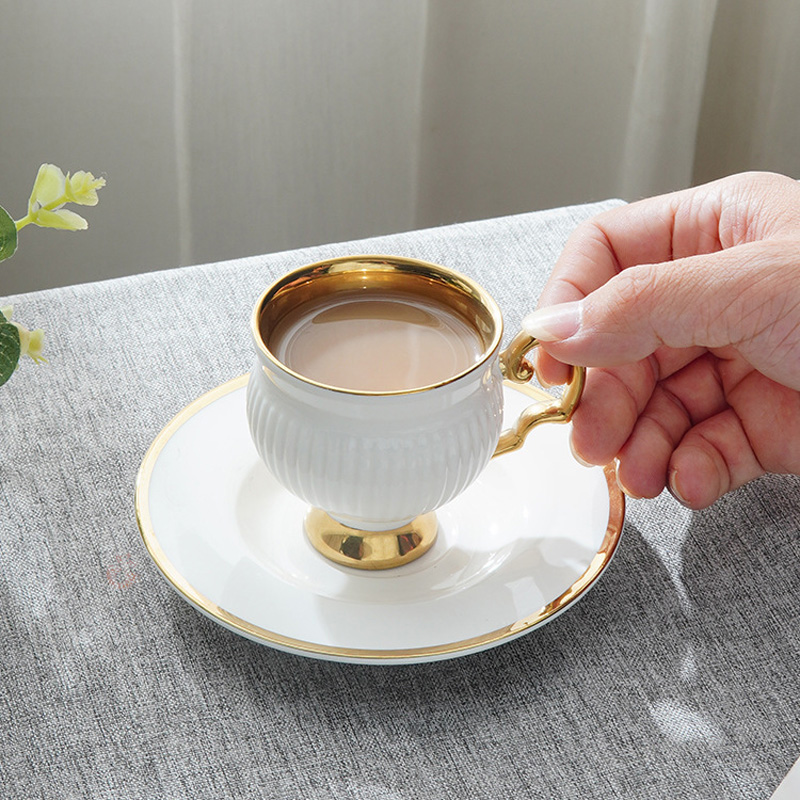 TASSE ET SOUS TASSE A THE EN PORCELAINE SARREGUEMINES MINTON 235