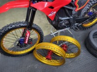 Moyeu de roue Supermoto en aluminium CNC 7050-T6 bleu brûlé rouge avec roulements et joints pour pièces de moto Honda CRF CR