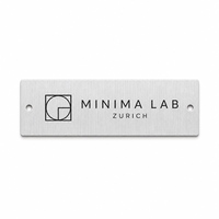 Plaque logo pour montre en métal, relief 3D moulé sous pression en alliage de zinc, avec support adhésif, options d'illustration pour l'image de marque et l'emballage du produit
