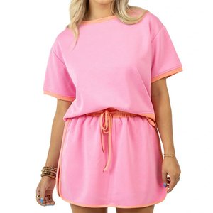 Ensemble 2 pièces personnalisé pour <span class=keywords><strong>femme</strong></span>, rose avec bordure contrastante, haut à manches courtes col rond et <span class=keywords><strong>jupe</strong></span> à cordon de serrage, tenue de détente, fabricant - Product Image 2