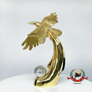 Высококачественная металлическая скульптура орла с покрытием: летящий орел с мячом для гольфа для декора офиса - Product Image 2