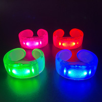Nouveau bracelet lumineux LED télécommandé rechargeable avec logo personnalisé, idéal pour les festivals de musique et les concerts