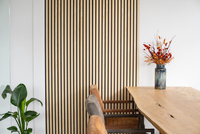 Panneaux de bois décoratifs décoration murale panneau acoustique intérieur panneau acoustique en bois à lamelles MDF prix pour mur et plafond