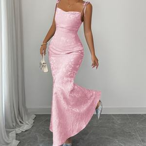 Robe longue élégante et sexy pour femme, en satin, à fines bretelles, sans manches, idéale pour l'été et les soirées. - Product Image 1